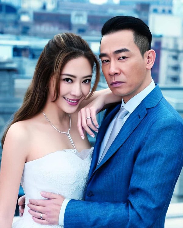 按天配资利息 陈小春应采儿母子式婚姻引爆网络！2023年10月节目亲曝：他像儿子要哄管钱，家务全包引争议